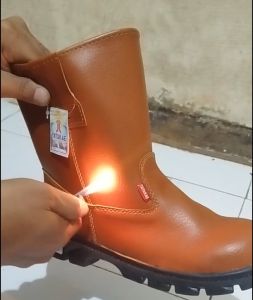 Sepatu Safety Boots Merk SKN: Keselamatan Kerja Pabrik & Industri