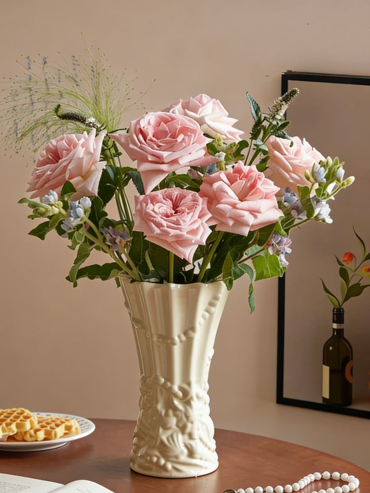Grote vaas van keramiek in Franse stijl met reliëf, hydroponische vaas voor rozenarrangement, luxe decoratie voor woon- en eetkamer.
_voghion.com
