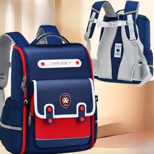 กระเป๋าเป้สะพายหลังนักเรียนประถมศึกษาแบบใหม่ ความจุขนาดใหญ่ กระเป๋าเป้สะพายหลังน้ำหนักเบา ป้องกันกระดูกสันหลัง กระเป๋าเป้สะพายหลังแบบกันน้ำสำหรับเด็กชายและเด็กหญิง