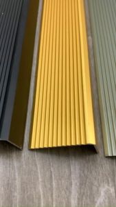 Nẹp nhôm chống trượt cầu thang L40 Gân Dài 2m7 dày 1li