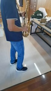 Xtuga PY8 High-Quality UHF Lavalier Saxophone Microphone with Clip-On Design and Stage Performance Accessory