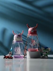 Bình nước cho bé 600ml sừng hươu tuần lộc có dây đeo bình nước nhựa đi học cute cho bé trai và bé gái