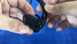 【ขายดี】SM808 ธ ว่ายน้ำหูฟังไร้สายบลูทู ธ กันน้ำหูฟังกีฬากลางแจ้ง bone conduction IPX68 กันน้ำ 32G หน่วยความจำเครื่องเล่น MP3 กีฬากลางแจ้งลดเสียงรบกวนหูฟังกับเบสสำหรับการวิ่งขี่จักรยานและการออกกำลังกาย