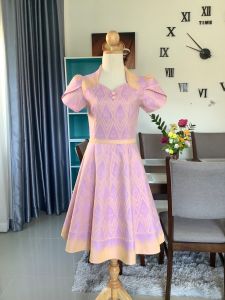 A10 ชุดเดรสผ้าฝ้ายทอลาย อัดกาว ทั้งชุด ซิปหลังสีม่วงพาสเทล ทอลาย ตัดต่อขอบเอว แต่งโบว์ สวยหวาน แขนจับจีบพอง ทรงกรีบบัว คอปีน สวยหรูกระโปรงทรงย้วย 8 ชิ้น ย้วยสวย