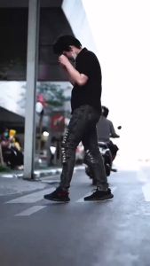 (TURUN HARGA) CELANA BIKER RIDERS SOBEK JEANS PRIA SLIMFIT SKINNY RIPPED JEANS DARK GREY SNOW BLACK\\n\\n Apa Itu Celana Biker Riders Slimfit?\\n\\nCelana Biker Riders Slimfit adalah celana pria slim fit yang dirancang khusus untuk memberikan penampilan trendy dan gaya biker. Celana ini memiliki potongan slim fit yang mengekor tubuh Anda, memberikan tampilan yang ramping dan modis. Selain itu, celana ini juga dilengkapi dengan detail sobek atau ripped jeans yang memberikan sentuhan edgy dan berani.\\n\\n Kelebihan Celana Biker Riders Slimfit\\n\\nBerikut adalah beberapa kelebihan dari celana Biker Riders Slimfit:\\n\\n- Potongan slim fit yang mengekor tubuh Anda, memberikan tampilan yang ramping dan modis.\\n- Dilengkapi dengan detail sobek atau ripped jeans yang memberikan sentuhan edgy dan berani.\\n- Material jeans berkualitas tinggi yang nyaman dipakai dan tahan lama.\\n- Tersedia dalam berbagai warna seperti dark grey dan snow black yang cocok untuk berbagai gaya penampilan.\\n\\n Perbedaan Celana Biker Riders Slimfit dengan Celana Biker Pria Stylish\\n\\nCelana Biker Riders Slimfit memiliki beberapa perbedaan dengan celana biker pria stylish lainnya:\\n\\n- Celana Biker Riders Slimfit memiliki potongan slim fit yang mengekor tubuh Anda, sedangkan celana biker pria stylish lainnya mungkin memiliki potongan yang lebih longgar atau regular fit.\\n- Celana Biker Riders Slimfit dilengkapi dengan detail sobek atau ripped jeans yang memberikan sentuhan edgy dan berani, sedangkan celana biker pria stylish lainnya mungkin tidak memiliki detail tersebut.\\n\\n Mengapa Memilih Celana Biker Riders Sobek Jeans Pria Slimfit?\\n\\nBerikut adalah beberapa alasan mengapa Anda harus memilih celana Biker Riders Sobek Jeans Pria Slimfit:\\n\\n- Potongan slim fit yang mengekor tubuh Anda, memberikan tampilan yang ramping dan modis.\\n- Dilengkapi dengan detail sobek atau ripped jeans yang memberikan sentuhan edgy dan berani.\\n- Material jeans berkualitas tinggi yang nyaman dipakai dan tahan lama.\\n- Tersedia dalam berbagai warna seperti dark grey dan snow black yang cocok untuk berbagai gaya penampilan.\\n\\n Keunggulan Celana Biker Riders Sobek Jeans Pria Slimfit\\n\\nBerikut adalah beberapa keunggulan dari celana Biker Riders Sobek Jeans Pria Slimfit:\\n\\n- Potongan slim fit yang mengekor tubuh Anda, memberikan tampilan yang ramping dan modis.\\n- Dilengkapi dengan detail sobek atau ripped jeans yang memberikan sentuhan edgy dan berani.\\n- Material jeans berkualitas tinggi yang nyaman dipakai dan tahan lama.\\n- Tersedia dalam berbagai warna seperti dark grey dan snow black yang cocok untuk berbagai gaya penampilan.\\n\\n Cara Memilih Celana Biker Riders Sobek Jeans Pria Slimfit yang Tepat\\n\\nBerikut adalah beberapa tips dalam memilih celana Biker Riders Sobek Jeans Pria Slimfit yang tepat:\\n\\n- Pilih ukuran yang sesuai dengan tubuh Anda. Jangan terlalu ketat atau terlalu longgar.\\n- Perhatikan detail sobek atau ripped jeans yang ada pada celana. Pastikan detail tersebut sesuai dengan gaya penampilan Anda.\\n- Pilih warna yang sesuai dengan gaya penampilan Anda. Dark grey dan snow black adalah pilihan warna yang cocok untuk berbagai gaya penampilan.\\n\\n Tips dan Trik Memakai Celana Biker Riders Sobek Jeans Pria Slimfit\\n\\nBerikut adalah beberapa tips dan trik dalam memakai celana Biker Riders Sobek Jeans Pria Slimfit:\\n\\n- Padukan celana ini dengan atasan yang sesuai, seperti kaos atau kemeja.\\n- Gunakan sepatu yang sesuai dengan gaya penampilan Anda, seperti sneakers atau boots.\\n- Jangan lupa untuk merawat celana ini dengan baik agar tampilan dan kualitasnya tetap terjaga.\\n\\n Cara Merawat Celana Biker Riders Sobek Jeans Pria Slimfit\\n\\nBerikut adalah beberapa cara merawat celana Biker Riders Sobek Jeans Pria Slimfit:\\n\\n- Cuci celana ini secara manual atau menggunakan mesin cuci dengan suhu rendah.\\n- Jangan gunakan pemutih atau pembersih keras pada celana ini.\\n- Jemur celana ini di tempat teduh dan jauh dari sinar matahari langsung.\\n- Lipat celana ini dengan rapi sebelum disimpan.\\n\\n Padu Padan Celana Biker Riders Sobek Jeans Pria Slimfit dengan Pakaian Lainnya\\n\\nBerikut adalah beberapa paduan pakaian yang cocok dengan celana Biker Riders Sobek Jeans Pria Slimfit:\\n\\n- Kaos dan sneakers untuk gaya kasual.\\n- Kemeja dan boots untuk gaya semi-formal.\\n- Jaket kulit dan sepatu motor untuk gaya biker.\\n\\nSemoga artikel ini dapat membantu Anda dalam memilih dan memakai celana Biker Riders Sobek Jeans Pria Slimfit yang tepat. Selamat mencoba!\n}