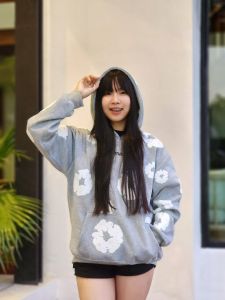 เสื้อฮู้ดกันหนาว กันแดด งานแฟชั่น สกรีนนูน ลายดอกสีขาว สไตส์วัยรุ่น ตัวอักษรงานปักหน้าอก