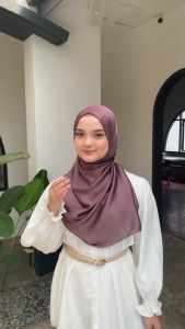PASHMINA SILK CARDENZA PREMIUM SATIN CRINKLE TEXTURED SHAWL LUXURY BY HANANIA HIJAB | NURA SILK\\n\\n Apa Itu Pashmina Silk Cardenza?\\nPashmina Silk Cardenza adalah jilbab premium yang terbuat dari bahan satin berkualitas tinggi dan tekstur crinkle yang membuatnya terasa lembut dan elegan. Dengan brand Hanania Hijab Nura Silk, Pashmina Silk Cardenza menjadi pilihan tepat untuk penampilan Anda yang modis dan berkelas.\\n\\n Keunggulan Pashmina Silk Cardenza\\nPashmina Silk Cardenza memiliki beberapa keunggulan yang membuatnya menjadi pilihan yang tepat bagi Anda yang mencari jilbab premium:\\n\\n- Kualitas premium dari bahan satin berkualitas tinggi.\\n- Tekstur crinkle yang membuatnya terasa lembut dan elegan.\\n- Desain yang modis dan berkelas.\\n\\n Cara Memilih Pashmina Silk Cardenza yang Tepat\\nUntuk memilih Pashmina Silk Cardenza yang tepat, ada beberapa hal yang perlu Anda perhatikan:\\n\\n- Pastikan ukuran Pashmina Silk Cardenza sesuai dengan kebutuhan Anda.\\n- Pilih warna yang sesuai dengan gaya dan kepribadian Anda.\\n- Perhatikan kualitas bahan dan jahitan Pashmina Silk Cardenza.\\n\\n Kelebihan Pashmina Silk Cardenza\\nPashmina Silk Cardenza memiliki beberapa kelebihan yang membuatnya menjadi pilihan yang tepat bagi Anda yang mencari jilbab premium:\\n\\n Kualitas Premium dari Pashmina Silk Cardenza\\nPashmina Silk Cardenza terbuat dari bahan satin berkualitas tinggi yang membuatnya terasa lembut dan elegan. Kualitas premium ini membuat Pashmina Silk Cardenza menjadi pilihan yang tepat bagi Anda yang mencari jilbab premium.\\n\\n Keindahan dari Pashmina Silk Cardenza\\nPashmina Silk Cardenza memiliki tekstur crinkle yang membuatnya terasa lembut dan elegan. Desain yang modis dan berkelas membuat Pashmina Silk Cardenza menjadi pilihan yang tepat bagi Anda yang ingin tampil modis dan berkelas.\\n\\n Cara Menggunakan Pashmina Silk Cardenza\\nBerikut adalah beberapa tips memakai Pashmina Silk Cardenza dengan modis:\\n\\n Tips Memakai Pashmina Silk Cardenza dengan Modis\\n- Padukan Pashmina Silk Cardenza dengan outfit yang sesuai dengan gaya dan kepribadian Anda.\\n- Gunakan Pashmina Silk Cardenza sebagai aksesori untuk menambah kesan modis dan berkelas.\\n\\n Cara Merawat Pashmina Silk Cardenza dengan Baik\\nUntuk merawat Pashmina Silk Cardenza dengan baik, ada beberapa hal yang perlu Anda perhatikan:\\n\\n- Jemur Pashmina Silk Cardenza di tempat teduh dan tidak langsung terkena sinar matahari.\\n- Jangan gunakan deterjen keras saat mencuci Pashmina Silk Cardenza.\\n\\n Mengapa Memilih Pashmina Silk Cardenza?\\nBerikut adalah beberapa alasan mengapa Anda harus memilih Pashmina Silk Cardenza:\\n\\n Kelebihan Pashmina Silk Cardenza dibandingkan Pashmina Lainnya\\nPashmina Silk Cardenza memiliki beberapa kelebihan dibandingkan pashmina lainnya, seperti kualitas premium dari bahan satin berkualitas tinggi dan tekstur crinkle yang membuatnya terasa lembut dan elegan.\\n\\n Testimoni dari Pengguna Pashmina Silk Cardenza\\nBerikut adalah beberapa testimoni dari pengguna Pashmina Silk Cardenza:\\n\\n- \\\"Pashmina Silk Cardenza sangat nyaman dipakai dan membuat penampilan saya lebih modis dan berkelas.\\\" - Aisyah\\n- \\\"Saya sangat senang dengan kualitas Pashmina Silk Cardenza. Desainnya modis dan teksturnya sangat lembut.\\\" - Siti\\\".\n}