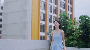 GENGYAN พัดลมมือถือแบบแขวนคอ/ตั้งโต๊ะพับได้ 10000mAh รับประกันคุณภาพ + พัดลมพกพาขนาดเล็ก ลมแรง 5 ระดับ ชาร์จไฟผ่าน USB ได้ พกพาสะดวกและปรับได้ เหมาะสำหรับใช้กลางแจ้ง