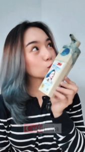 Cultusia Natural Color Dengan Keratin & Zaitun Silky Blue 160ml\\n\\n Apa Itu Cultusia Natural Color?\\n\\nCultusia Natural Color adalah produk perawatan rambut yang dirancang untuk memberikan warna silky blue pada rambut Anda. Produk ini mengandung bahan alami seperti keratin dan zaitun, yang membantu menjaga kesehatan rambut Anda saat proses pewarnaan.\\n\\n Komposisi Produk\\n\\nProduk ini terdiri dari berbagai bahan alami, termasuk keratin dan zaitun, yang dirancang untuk memberikan warna silky blue pada rambut Anda sambil menjaga kesehatannya. Bahan-bahan ini telah dipilih karena manfaatnya bagi rambut dan kulit kepala.\\n\\n Keunggulan Produk\\n\\nCultusia Natural Color memiliki beberapa keunggulan, antara lain:\\n\\n- Mengandung bahan alami seperti keratin dan zaitun\\n- Memberikan warna silky blue yang indah pada rambut Anda\\n- Mudah digunakan dan hasilnya memuaskan\\n- Dapat digunakan di rumah tanpa perlu pergi ke salon\\n\\n Descriksi Produk: NO BPOM NA18231001671\\n\\nProduk ini memiliki nomor BPOM NA18231001671, yang menunjukkan bahwa produk ini telah lolos uji standar kualitas dan keamanan.\\n\\n Bagaimana Menggunakan Cultusia Natural Color?\\n\\nBerikut adalah langkah-langkah penggunaan Cultusia Natural Color:\\n\\n Persiapan Sebelum Penggunaan\\n\\nSebelum menggunakan produk ini, pastikan rambut Anda sudah dicuci dan kering. Anda juga dapat memotong rambut yang rusak atau bercabang untuk mendapatkan hasil yang lebih baik.\\n\\n Langkah-Langkah Penggunaan\\n\\n1. Oleskan produk pada rambut Anda secara merata.\\n2. Biarkan selama 30 menit hingga 1 jam.\\n3. Bilas rambut Anda hingga bersih.\\n4. Gunakan sampo dan kondisioner sesuai kebiasaan Anda.\\n\\n Tips & Trik Penggunaan\\n\\nBerikut adalah beberapa tips dan trik penggunaan Cultusia Natural Color:\\n\\n- Jangan mengoleskan produk terlalu banyak, karena dapat menyebabkan rambut menjadi kusam.\\n- Jika Anda ingin warna yang lebih gelap, biarkan produk berada pada rambut Anda selama lebih lama.\\n- Gunakan sarung tangan saat mengoleskan produk untuk mencegah warna menyebar ke tangan Anda.\\n\\n Kelebihan dan Kelemahan Cultusia Natural Color\\n\\n Kelebihan Produk\\n\\nBeberapa kelebihan dari Cultusia Natural Color adalah:\\n\\n- Mengandung bahan alami yang aman bagi rambut dan kulit kepala\\n- Memberikan warna silky blue yang indah pada rambut Anda\\n- Mudah digunakan dan hasilnya memuaskan\\n- Dapat digunakan di rumah tanpa perlu pergi ke salon\\n\\n Kelemahan Produk\\n\\nBeberapa kelemahan dari Cultusia Natural Color adalah:\\n\\n- Warna silky blue mungkin tidak bertahan lama jika Anda keramas setiap hari\\n- Warna mungkin tidak seragam pada rambut yang berwarna gelap\\n\\n Testimoni Pengguna\\n\\nBerikut adalah beberapa testimoni pengguna Cultusia Natural Color:\\n\\n Testimoni Positif\\n\\n\\\"Saya suka warna silky blue yang diberikan oleh produk ini. Rambut saya terlihat lebih sehat dan bercahaya setelah menggunakan produk ini.\\\" - Sarah\\n\\n Testimoni Negatif\\n\\n\\\"Warna silky blue yang diberikan oleh produk ini tidak bertahan lama. Saya harus menggunakan produk ini setiap minggu untuk menjaga warna rambut saya.\\\" - John\\n\\n Kesimpulan dan Saran\\n\\n Kesimpulan\\n\\nCultusia Natural Color adalah produk perawatan rambut yang mengandung bahan alami seperti keratin dan zaitun. Produk ini memberikan warna silky blue yang indah pada rambut Anda sambil menjaga kesehatannya. Meskipun ada beberapa kelemahan, banyak pengguna yang merasa puas dengan hasil yang diberikan oleh produk ini.\\n\\n Saran\\n\\nJika Anda tertarik menggunakan Cultusia Natural Color, pastikan untuk membaca instruksi penggunaan dengan hati-hati. Gunakan produk ini sesuai kebutuhan Anda dan jangan terlalu sering keramas agar warna dapat bertahan lebih lama.\\\"
