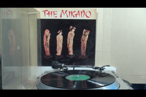 1 แผ่นเสียง 12นิ้ว j19 MIKADO โอเปร่า แผ่นVG++ ริ้วรอยบาง เสียงรบกวนน้อยนิดไม่มีรอยลึก แผ่นล้างสะอาดแล้ว ปกVG+มีตำหนิขอบนิดหน่อย ขอบไม่ขาด สันไม่ทะลุ