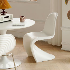 Nordic Designer Chair Vintage Creative Beauty Dining Chair Makeup Stool Home Use Furniture Artist Design Movable Plastic Chair