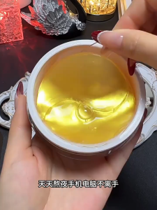 เมคอัพฟอร์เอฟเวอร์อายไลน์เนอร์เจลอายแชโดว์เนื้อเนียนละเอียดเพิ่มความชุ่มชื่นให้กับดวงตาของคุณได้อย่างสมบูรณ์แบบด้วยส่วนผสมของมอยส์เจอร์ไรเซอร์บำรุงรอบดวงตา และผิวรอบดวงตา ที่รัดรอบดวงตา