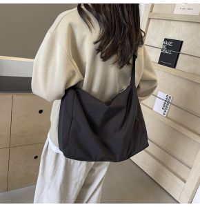 Red Canvas Tote Bag Womens Lightweight Crossbody Bag Large Capacity Casual Commuting Bag Fashionable Ins Style 2025 New Arrival