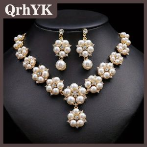 QrhYK ชุดต่างหูสร้อยคอเจ้าสาว1เซ็ตไข่มุกเทียมดอกไม้พลอยเทียมสร้อยคอผู้หญิงหรูหราของขวัญสำหรับงานแต่งงาน