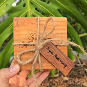 ที่รองแก้ว เหลี่ยม แบบเรียบ 10 ซม. เซ็ต 5 ชิ้น จานรองแก้ว แผ่นรองแก้ว ที่วางแก้ว จานวางแก้ว เหมาะสำหรับเป็นของฝาก ของที่ระลึก เลเซอร์ ข้อความตามใจลูกค้าฟรี (แจ้งแชทร้านค้า)