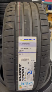 Michelin Pilot Sport 5 225/45R18 จำนวน 1-4 เส้น ปี 2025 ราคาพิเศษ รับประกันจากบริษัทผู้ผลิต  สินค้าของแท้ 100%  สินค้ารับประกันจากบริษัท ผู้ผลิต  ** ทักแชท ก่อนสั่งซื้อ**  แถมฟรี จุ๊ปยาง ของแท้   คุณสมบัติ    Michelin Pilot Sport 5 เป็นยางสปอร์ตสมรรถนะสูง