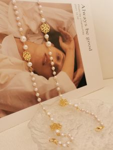 Trendy Pearl Decorated Camellia Mask Chain Neck Strap for Women Eyeglass Holder Unique Design Optical Accessories