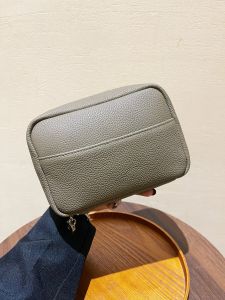 Genuine Leather Makeup Bag Handheld Tote Bag Travel Storage Bag Underarm Bag Simple Fashionable Design Wash Bag for Business Trips