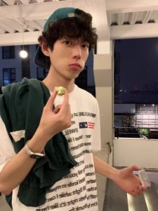 เสื้อยืดแขนสั้นทรงหลวมสไตล์ฮิปฮอปสไตล์อเมริกันสำหรับผู้ชายในช่วงฤดูร้อน ผลิตจากผ้าฝ้ายแท้หนา เสื้อตัวบนสไตล์ฮิปฮอป