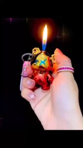 bật lửa hình con gấu BEARBRICK  trơn bóng có móc khóa đi kèm - xài gas