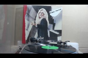 1 แผ่นเสียง 12นิ้ว H84 KIM CARNES / BETTE DAVIS EYES แผ่นjapanVG++ริ้วรอยบาง เสียงรบกวนน้อยนิดไม่มีรอยลึก ปกVG++ มีตำหนิขอบนิดหน่อย ขอบไม่ขาด สันไม่ทะลุ แผ่นได้รับการล้างทำความสะอาดแล้ว