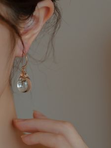 ต่างหูคริสตัลสีขาวธรรมชาติรูปหยดน้ำดีไซน์เรียบง่าย ต่างหูแบบดั้งเดิมที่ใส่ได้ทุกวัน ดีไซน์ที่ไม่ซ้ำใคร