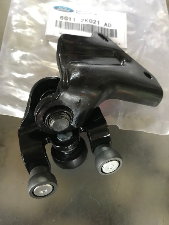 B%C3%A1t%20B%E1%BA%A1c%20%C4%90%E1%BA%A1n%20(Bi%20Tr%C6%B0%E1%BB%A3t)%20C%E1%BB%ADa%20L%C3%B9a%20Ford%20Transit%20(Tr%C3%AAn)%20-%20Image%201