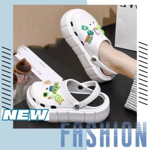 NQshop แนะนำ🎉รองเท้าหัวโตสีพื้นมีให้เลือก 3 สี มาพร้อมตัวติดลายการ์ตูน 3Dโทนสีสายเขียว รองเท้าแฟชั่นรูเล็กแต่งสายรัดหลัง รองเท้าแตะสีพื้นตัวพื้นด้านในรองเท้าเป็นสีดำ เรียบๆใส่ได้ทุกโอกาสเหมาะกับสาวๆทุกวัย👍