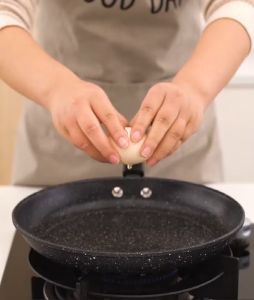 กระทะ Non-Stick กระทะแบน กระทะทอด กระทะอเนกประสงค์ nonstick กะทะทอดไข่ กระทะเคลือบ กระทะเคลือบหินอ่อน กระทะย่าง กระทะนอนสติ๊ก ฟรีฝาหม้อ+ตะหลิว