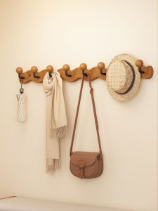 ตู้เสื้อผ้าติดประตูหน้าบ้านแบบแขวนผนังที่สร้างสรรค์และดีไซน์เก๋ไก๋สำหรับเก็บเครื่องมือกุญแจ ไม่ต้องเจาะรู ชั้นวางของแบบแขวนเสื้อผ้า