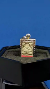 大名鼎鼎大高僧Lp Dum 非常精美经粉大财富善迦財財佛佛牌(小模 此尺寸男女适合佩戴）(善迦財財佛能招好运的功能运气不佳者配戴能转好运保錢財不漏，家庭和睦，財源不絕富貴吉祥願望成真的功效)已包好花边不锈钢佛牌壳Very Beautiful Nur Phong(holy powder)Phra Sangkachai/Wealthy AmuletMaha Photkhasap