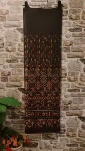 153.ผ้าไหมแกมฝ้าย ผ้าทอทั้งผืน ลายแพรวาฉัตรสวรรค์ สีดำ