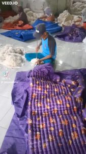 Kasur Palembang Isi Kapuk: Pilihan Tidur Nyaman\\n\\n Apa itu Kasur Palembang Isi Kapuk?\\n\\nKasur Palembang isi kapuk adalah kasur tradisional yang berasal dari daerah Palembang, Sumatera Selatan. Terbuat dari kapuk alami, kasur ini memiliki tekstur lembut dan nyaman untuk tidur. Kapuk merupakan serat alami yang diperoleh dari biji kapok, yang dikenal karena sifatnya yang ringan dan empuk.\\n\\n Kelebihan Kasur Palembang Isi Kapuk\\n\\nBerikut beberapa kelebihan dari kasur Palembang isi kapuk:\\n\\n- **Nyaman**: Kapuk memberikan rasa nyaman saat tidur karena sifatnya yang empuk dan lembut.\\n- **Sehat**: Kapuk adalah bahan alami yang tidak berbahaya bagi kesehatan, sehingga aman digunakan sebagai alas tidur.\\n- **Anti Rayap**: Kapuk memiliki sifat anti rayap, sehingga kasur ini tahan terhadap serangan rayap.\\n- **Dekoratif**: Kasur Palembang isi kapuk biasanya memiliki desain yang indah dan menarik, sehingga bisa menjadi hiasan ruangan yang cantik.\\n\\n Cara Merawat Kasur Palembang Isi Kapuk\\n\\nBerikut beberapa tips merawat kasur Palembang isi kapuk:\\n\\n- **Jaga kebersihan**: Bersihkan kasur secara rutin dengan cara menggosoknya dengan sikat halus atau menggunakan penyedot debu.\\n- **Jemur**: Jemur kasur di bawah sinar matahari pagi untuk menghilangkan bau dan mengurangi risiko serangan rayap.\\n- **Simpan dengan baik**: Simpan kasur di tempat yang kering dan bersih, hindari tempat yang lembab atau berdebu.\\n\\n Manfaat Kasur Lantai Untuk Tidur\\n\\nKasur lantai merupakan alternatif yang baik bagi mereka yang mencari solusi tidur yang praktis dan efisien. Berikut beberapa manfaat dari kasur lantai:\\n\\n- **Praktis**: Kasur lantai mudah dibawa dan dipindahkan, cocok untuk digunakan di berbagai ruangan.\\n- **Economical**: Harga kasur lantai umumnya lebih terjangkau dibandingkan kasur tempat tidur biasa.\\n- **Tidur yang baik**: Kasur lantai dapat memberikan dukungan yang baik untuk tulang belakang, sehingga membantu tidur yang lebih baik.\\n\\n Pilihan Ukuran Kasur Lantai Isi Kapuk\\n\\nAda beberapa pilihan ukuran kasur lantai isi kapuk yang tersedia, antara lain:\\n\\n- 120x180 cm\\n- 180x180 cm\\n- 200x180 cm\\n\\n Tips Memilih Kasur Lantai Lipat Kapuk\\n\\nBerikut beberapa tips memilih kasur lantai lipat kapuk:\\n\\n- **Periksa kualitas bahan**: Pilih kasur yang terbuat dari kapuk asli dan tidak dicampur dengan bahan lain.\\n- **Periksa kepadatan**: Pilih kasur yang memiliki kepadatan yang cukup untuk memberikan dukungan yang baik.\\n- **Periksa ukuran**: Pilih ukuran yang sesuai dengan kebutuhan dan ruangan Anda.\\n\\n Mengenal Kasur Kapuk Asli 180x180 cm\\n\\nKasur kapuk asli 180x180 cm adalah pilihan yang tepat bagi mereka yang mencari kasur lantai yang nyaman dan berkualitas tinggi. Berikut beberapa hal yang perlu diketahui tentang kasur kapuk asli 180x180 cm:\\n\\n Perbedaan Kasur Kapuk Asli dengan Imitasi\\n\\nKasur kapuk asli memiliki beberapa perbedaan dengan imitasi, antara lain:\\n\\n- **Tekstur**: Kapuk asli memiliki tekstur yang lebih lembut dan empuk dibandingkan imitasi.\\n- **Kepadatan**: Kapuk asli memiliki kepadatan yang lebih baik dibandingkan imitasi.\\n- **Kualitas**: Kapuk asli memiliki kualitas yang lebih baik dibandingkan imitasi.\\n\\n Cara Membedakan Kasur Kapuk Asli\\n\\nBerikut beberapa cara membedakan kasur kapuk asli:\\n\\n- **Periksa bahan**: Pilih kasur yang terbuat dari kapuk asli dan tidak dicampur dengan bahan lain.\\n- **Periksa kepadatan**: Pilih kasur yang memiliki kepadatan yang cukup untuk memberikan dukungan yang baik.\\n- **Periksa harga**: Kasur kapuk asli biasanya memiliki harga yang lebih tinggi dibandingkan imitasi.\\n\\n Kesimpulan\\n\\nKasur Palembang isi kapuk adalah pilihan yang baik bagi mereka yang mencari kasur tradisional yang nyaman dan berkualitas tinggi. Kasur lantai juga merupakan alternatif yang baik bagi mereka yang mencari solusi tidur yang praktis dan efisien. Pilihlah kasur yang terbuat dari kapuk asli dan sesuaikan dengan kebutuhan dan ruangan Anda.\n}