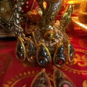 จี้ พญานาค อุ้มลูกแก้ว เนื้อเงินรมดำ พร้อมกรอบทองกันน้ำ ขนาดสูง4cm.กว้าง2cm.หนา1cm. ลูกแก้วพญานาคมี7สีมณี7แสง แดง เหลือง เขียว ม่วง ชมพู ส้ม ขาวรุ้ง