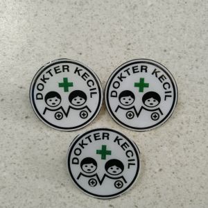 pin dokter kecil kuningan lapis resin / bros dokter kecil