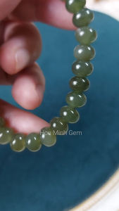 Vòng tay Ngọc Hoà Điền kiểu bánh xe xanh trong đậm size 7.9 li bóng bẩy cực VIP không kén mệnh | Hoa Minh Gem
