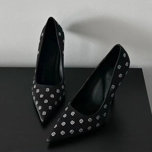 รองเท้าส้นสูงผู้หญิงแบบสวมหัวแหลม ทรงหัวมน ด้านนอกทำจากผ้าไหม ด้านในทำจากหนังวัวชั้นบน หัวเข็มขัดประดับเพชร รองเท้าแฟชั่นฤดูใบไม้ผลิ