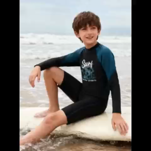 ชุดว่ายน้ำเด็กใส่ได้ทั้งชายและหญิง ชุดว่ายน้ำแยกชิ้น ชุดว่ายน้ำแขนยาวขาสั้น ป้องกันแสงแดด ชุดว่ายน้ำลายสุดเท่ ผ้านิ่ม ใส่สบาย รุ่น E2368