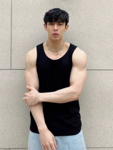 เสื้อกั๊กคอตตอนฤดูร้อนใหม่สำหรับผู้ชาย เสื้อออกกำลังกายแขนกุดหลวมๆ ลำลอง เสื้อยืดคอกลม พิมพ์ลาย เสื้อผ้าทำงาน