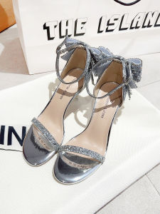 รองเท้าแตะส้นสูงแบบผูกโบว์ลายผีเสื้อสีเงินสำหรับผู้หญิงในช่วงฤดูร้อนปี 2025 รองเท้าแตะส้นบางแบบผูกโบว์แบบหนาสำหรับใส่ไปงานปาร์ตี้
