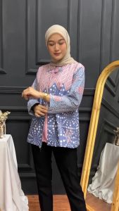 Blus batik wanita Blus batik modern Blus batik lengan panjang Blouse batik muslimah Blus batik elegan Blus batik casual Blus batik etnik Baju batik wanita terbaru Fashion batik wanita Atasan batik wanita