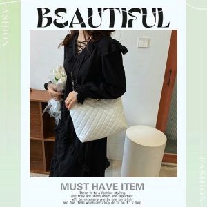 NQshop มาใหม่ กระเป๋าสะพายแฟชั่นสุดฮิต ดีไซน์สวยดูแพง แต่งลาตารางดูลักชูมาก สีสวยละมุน แมทช์กับชุดไหนก็เริส งานดีมาก แต่งอะไหล่สีทองเก๋ๆ รุ่นนี้คือต้องมีติดบ้านไว้ ไม่ผิดหวัง