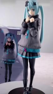 Bandai | Mô Hình Nhân Vật Hatsune Miku 18cm - Mô Hình Anime Cô Gái Dễ Thương Đồ Chơi Trang Trí Bàn Làm Việc Với Thiết Kế Cửa Sổ Đóng Quà Tặng Cho Mọi Lứa Tuổi