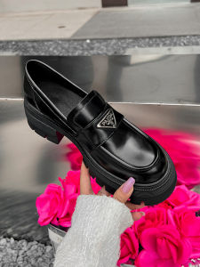 รองเท้าส้นหนาแบบสวมหัวกลม พื้นยาง ด้านในนิ่ม รองเท้าส้นสูงสำหรับผู้หญิง ฤดูใบไม้ร่วง 2024 รองเท้าหนังแท้สไตล์ย้อนยุค สีดำ สำหรับผู้หญิง