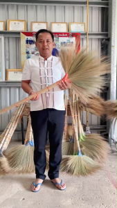 ไม้กวาดดอกหญ้าเกรดดี เบาจับสบายมือ  เย็บแน่น ไม่ร่วง ใช้นาน ของแท้ ผลิตด้วยมือ สินค้าชุมชน ทนทาน นุ่มมือที่สุด