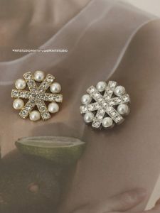 กระดุมสีทองปักมุกสำหรับเสื้อสเวตเตอร์และเสื้อคลุมผู้หญิง สไตล์ย้อนยุค สไตล์ฝรั่งเศสขนาดเล็ก กระดุมตกแต่งเสื้อโค้ท