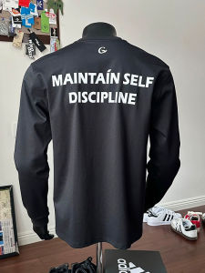 เสื้อสเวตเตอร์คอกลมแขนยาวพิมพ์ลายตัวอักษรสีดำ ทรงหลวม สำหรับผู้ชาย ฤดูใบไม้ร่วง สไตล์อเมริกัน เสื้อชั้นใน