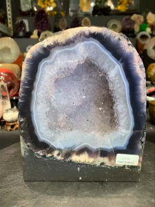 rare nice small blue agate amethyst geode in circle独特花边🌸 土形💯天然透亮紫晶洞 钛晶✅  深色玛瑙边搭配着方解石花边👍 非常出色亮眼✅    高height: 20cm  宽width: 16.5cm x 9.5cm 洞hole: 2cm  重weight: 4.6kg  📍Johor Bahru 区可自行取货或邮寄服务