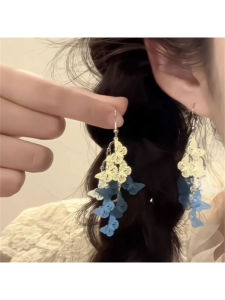 ต่างหูรูปผีเสื้อตกแต่งด้วยลูกไม้สีฟ้าขาวแบบโปร่งใสสำหรับผู้หญิง เครื่องประดับหูหรูหราและสง่างาม เครื่องประดับแฟชั่นที่สวยงามและไม่ซ้ำใคร