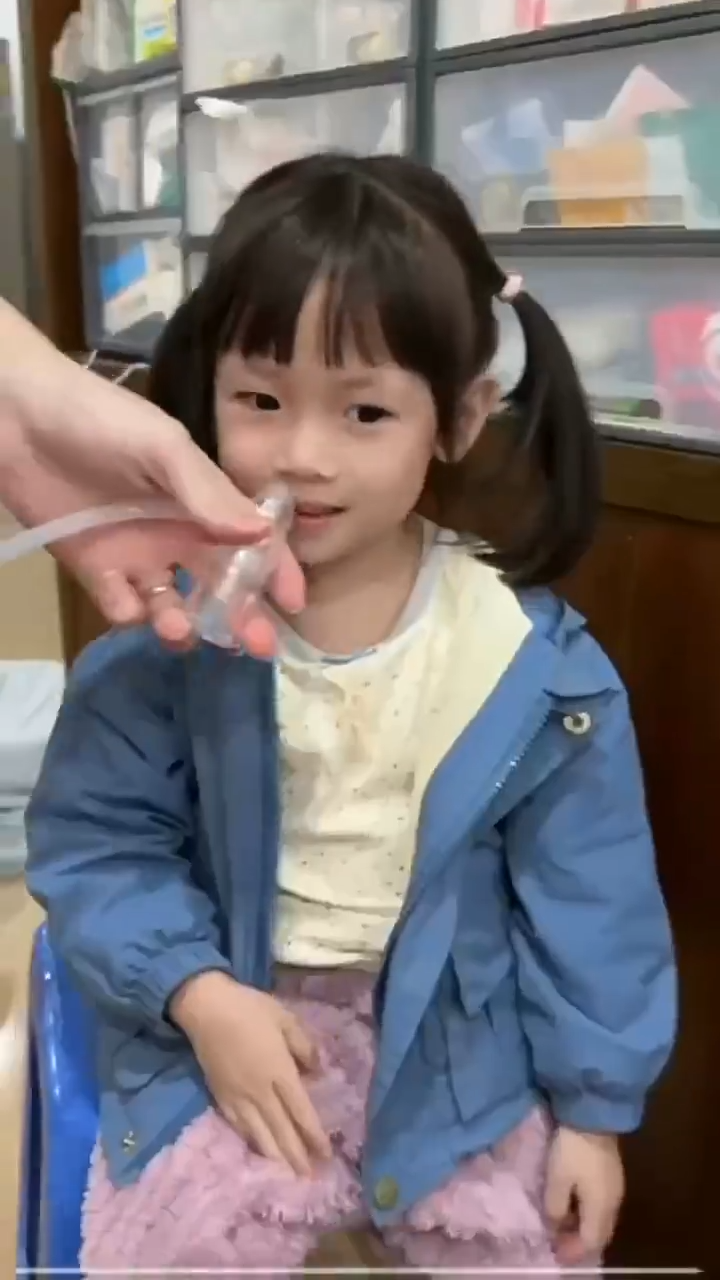 เครื่องดูดน้ำมูกสำหรับเด็ก ช่วยประหยัดพลังงานของคุณแม่มือใหม่ด้วยการดูดน้ำมูกออกจากจมูกลูกน้อย ตัวเครื่องมีการออกแบบแบบดึงและแรงดันลบเพื่อขจัดอาการคัดจมูก